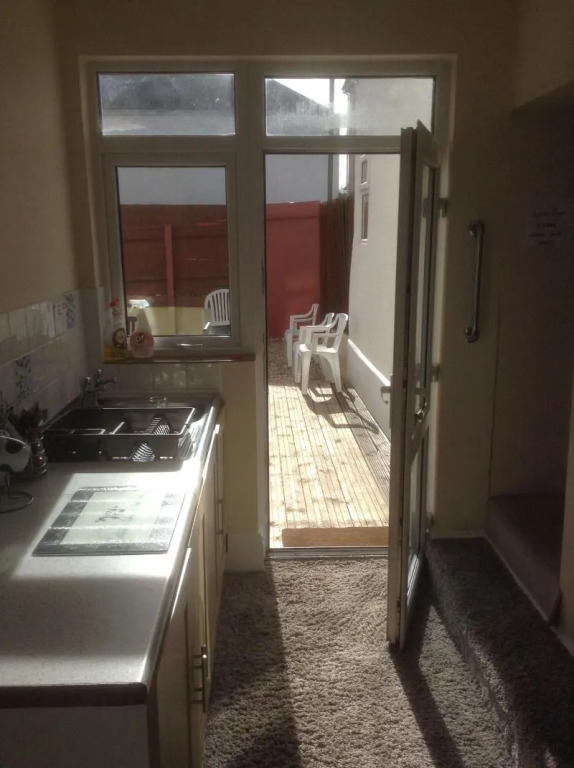PAIGNTON S ONLY Ground floor Garden 2 Bedroom Apartment in front of the Pier & your Very own Private FREE Car space ,2 Double beds , 2 Single Beds , Kitchen , Air Fryer , 50 Blue ray Films ,Hotel Reception to Greet & Happily Help you