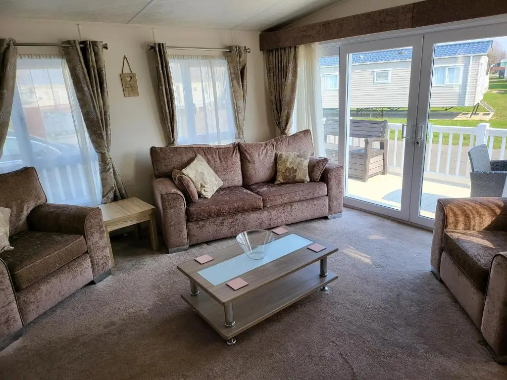 2BR-Sleeps6-Fireplace-Parking-Patio-Seaside