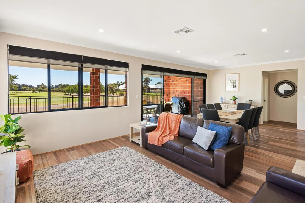 The Links - fairway views, walk to town, air-con