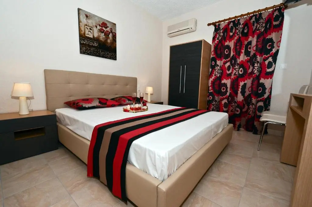 Oasis Deluxe Apartments