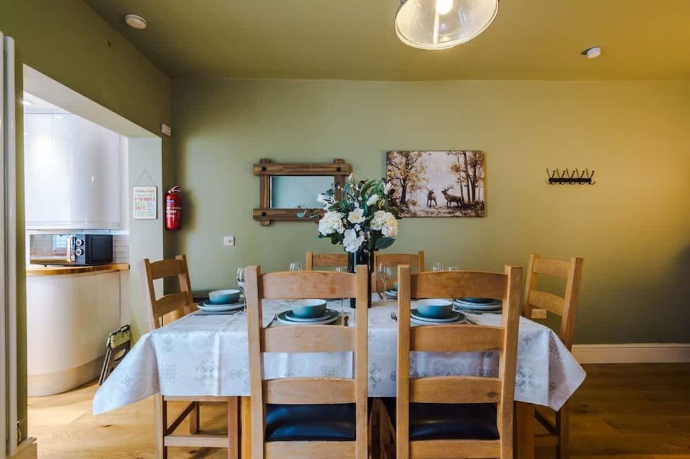NEW Stylish Home Amazing Location Sleeps 6
