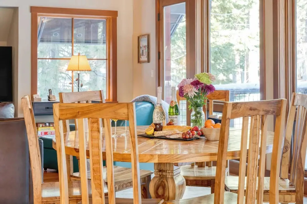 Minutes to Ski Resorts, 5min Walk to Lake Sunnyside Ward Creek by Avantstay