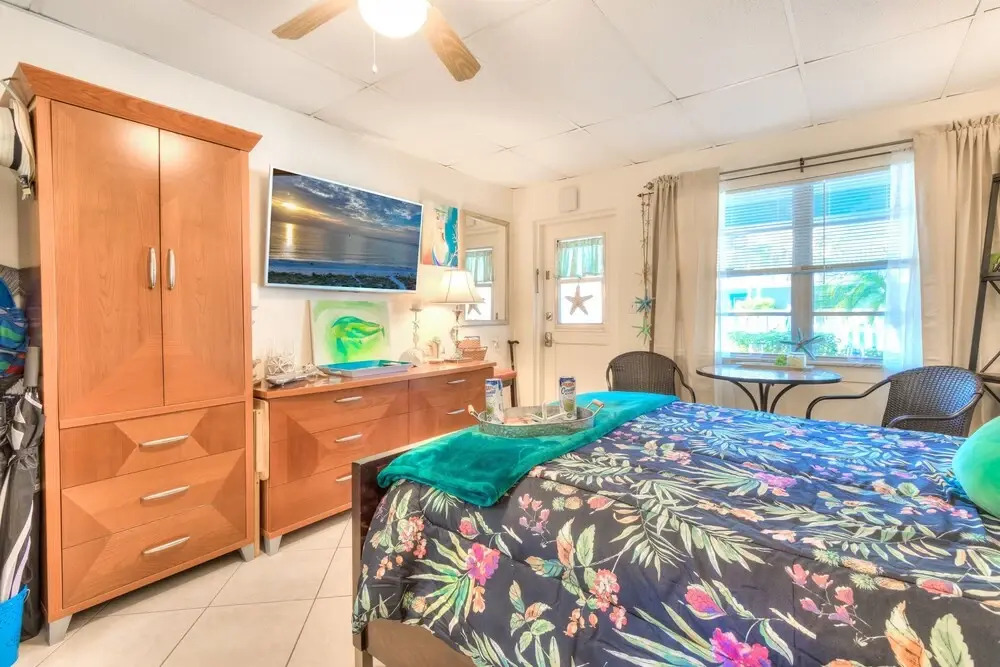 Tropic Terrace #5 - Beachfront Rental Studio Bedroom Apts by Redawning