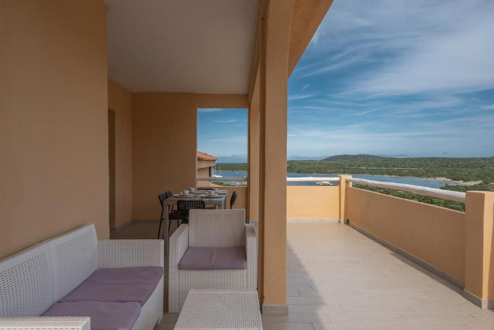 Fantastico Baia de Bahas Residence Sea View two Bedroom Sleeps six Num0895