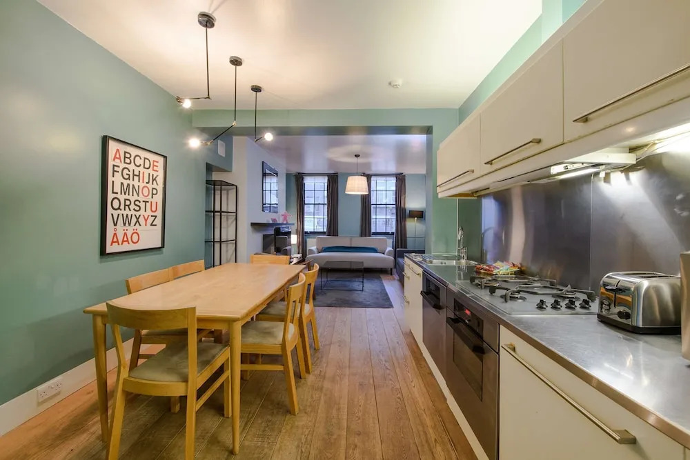 Central Cove - Fitzrovia - by Frankie Says