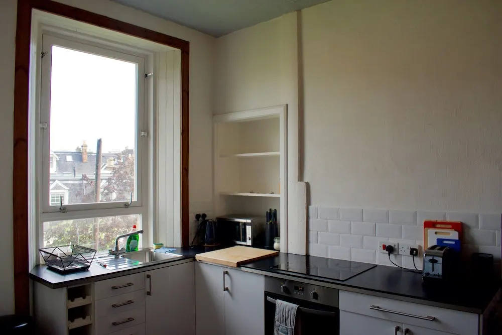 2 Bedroom Seaside Flat With Scenic Views