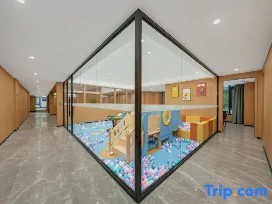 Hechi Rezen Trend Hotel (Jinchengjiang Station Baima Pedestrian Street Branch)