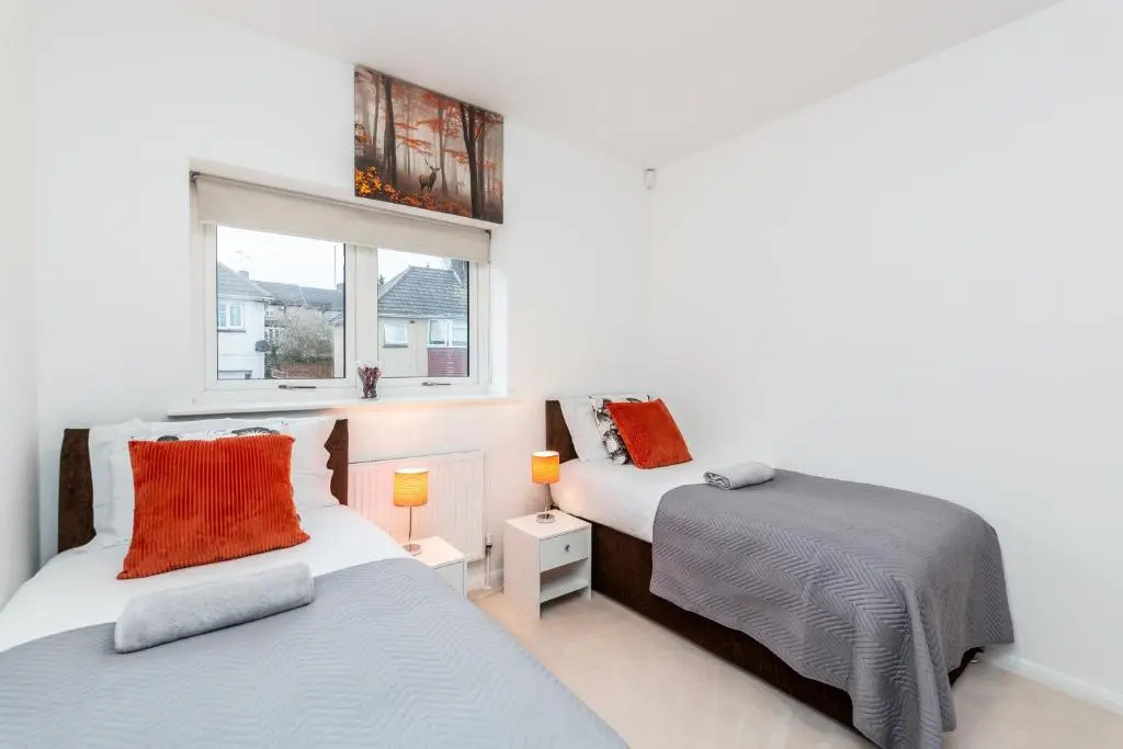 2BR Apt-sleeps 5-accessible-central Dartford