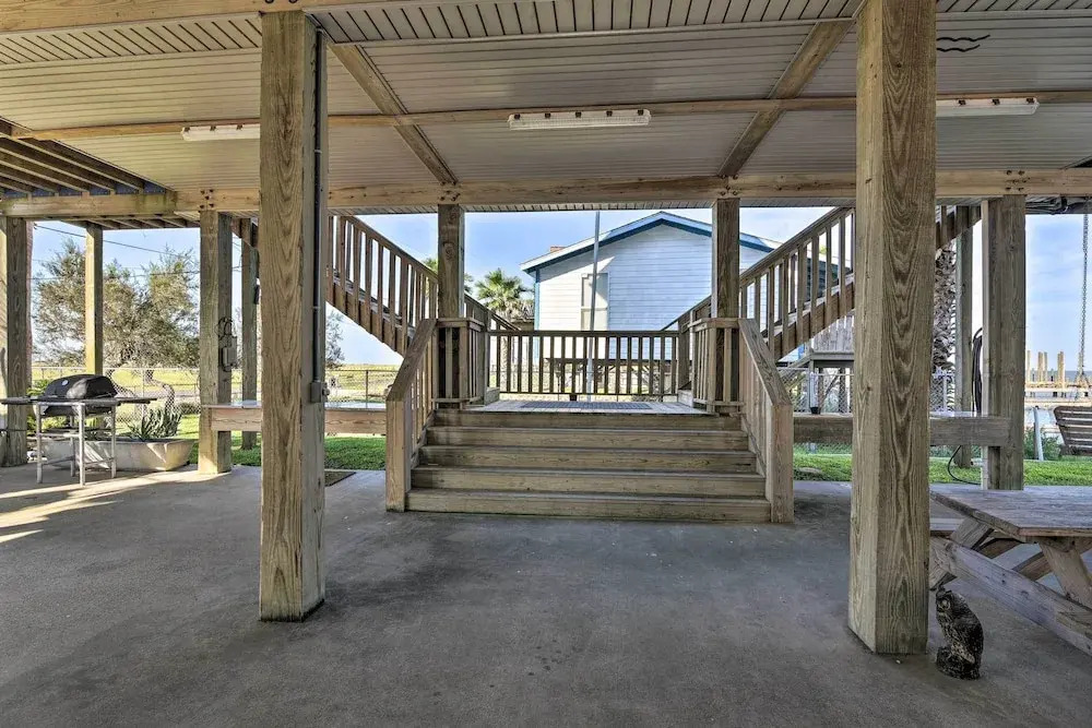 Bayfront Fishing Pier: Galveston Island Home