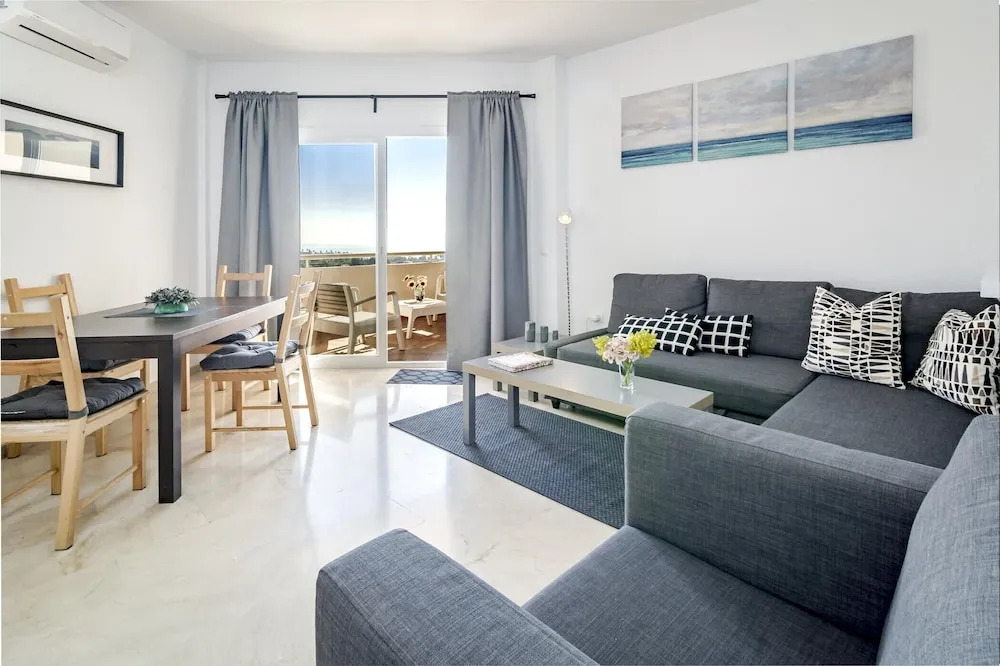 LL- 1 bedroom apt close to Laguna Village Estepona