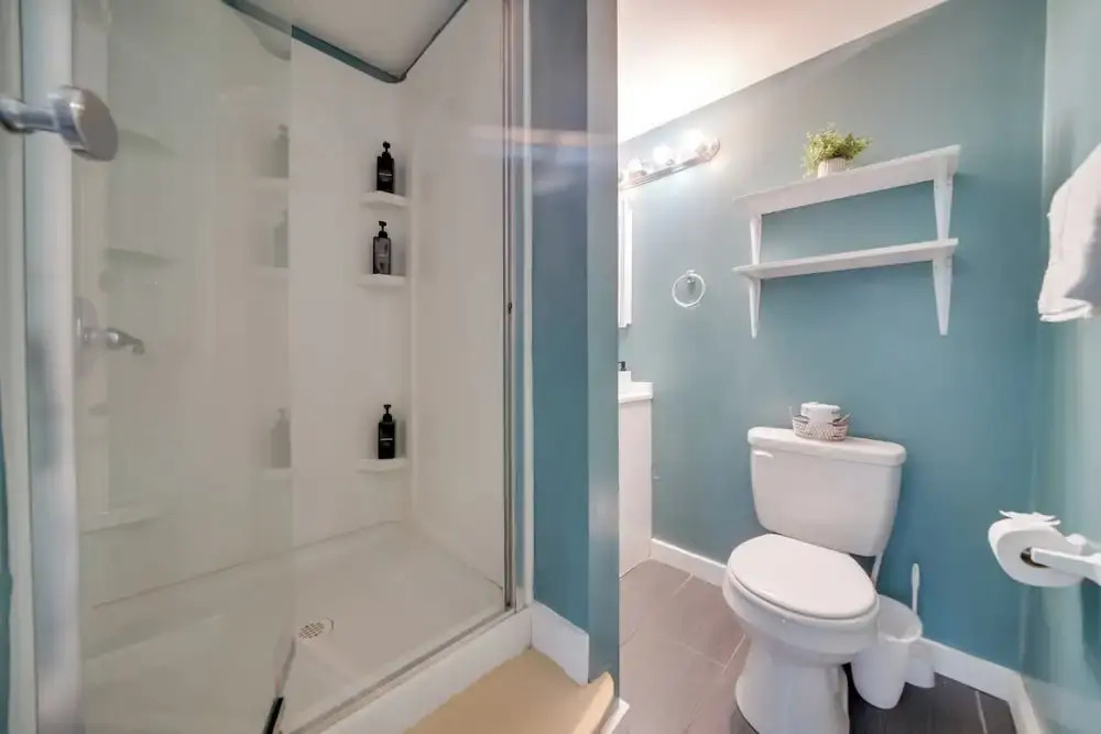 6 Mi to Downtown Seattle: Step-free Apt w/ Patio