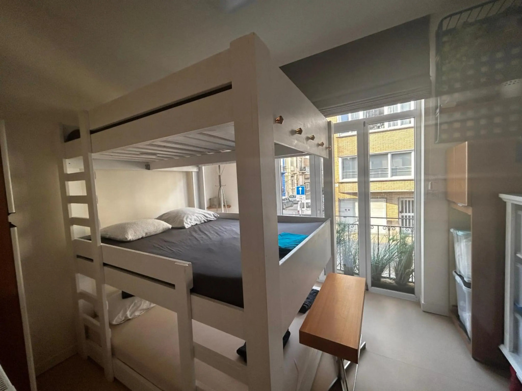 family stay Ostend 300m from beach free public Parking