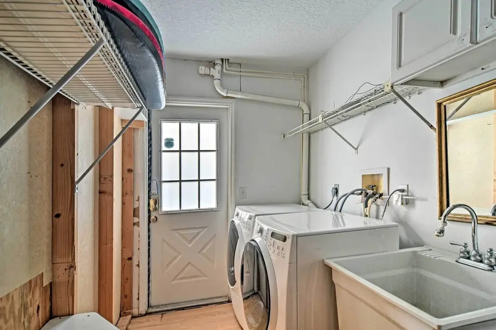 4 Mi to Beaches: Alluring Largo Hideaway!