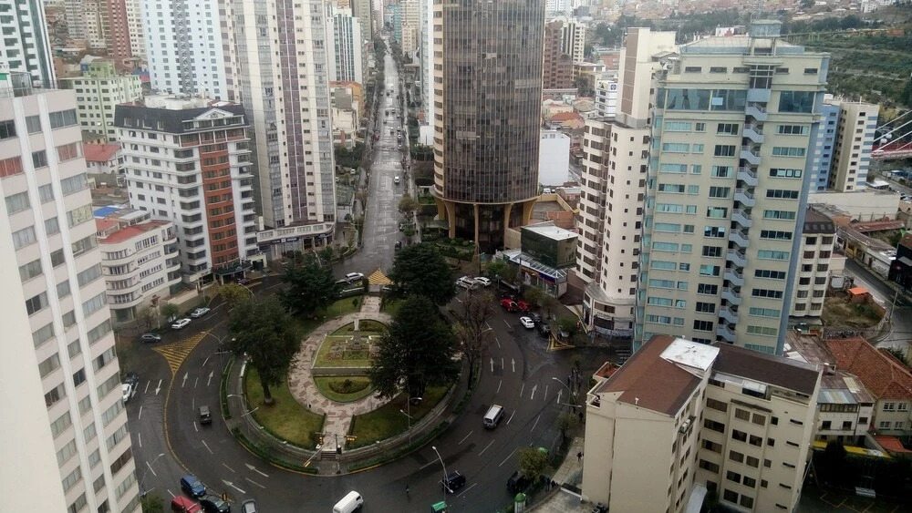 DEPARTAMENTO PISO 20a, CENTRICO, CERCA EMBAJADA AMERICANA, TELEFERICO, MALLS, VISTAS PANORAMICAS y SEGURO