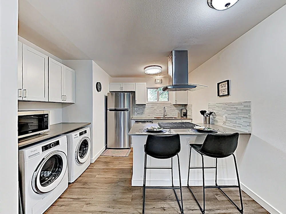 New Listing! Travis Heights Haven Near Trendy Soco 2 Bedroom Condo