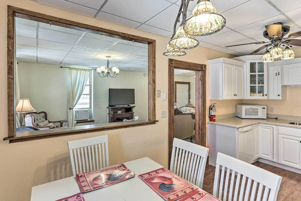 Shop, Hike & Explore! Historic Dtwn Custer Apt