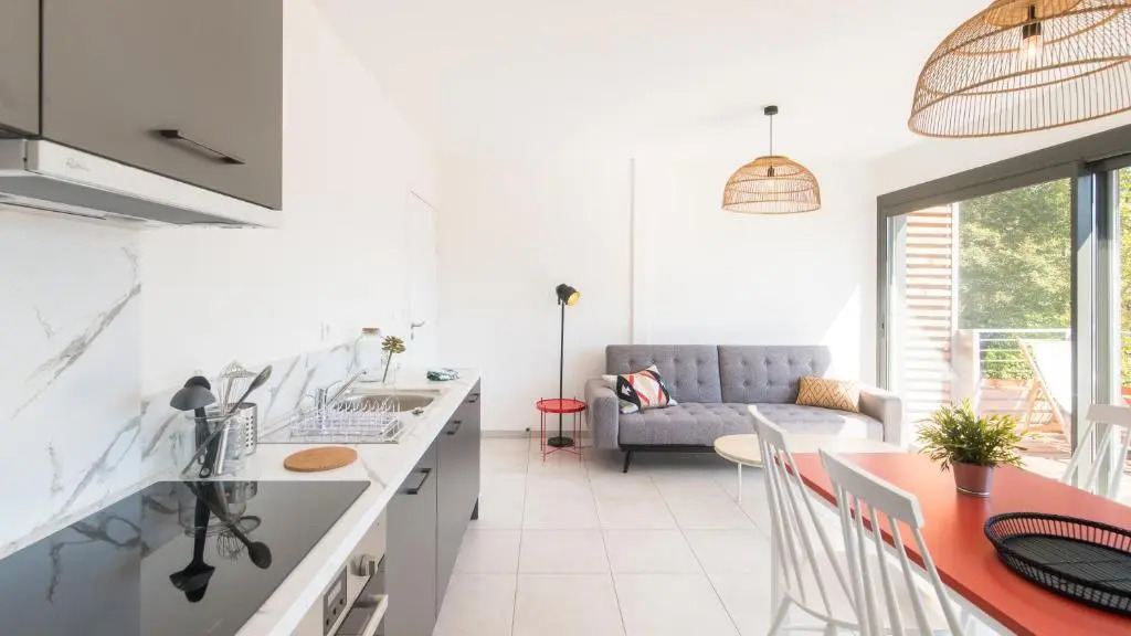 "Le Soleil Levant" avec balcon et parking privé, 2 adultes et 1 enfant