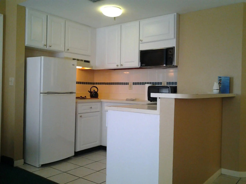 Kitchenette Condos Universal by Amerom