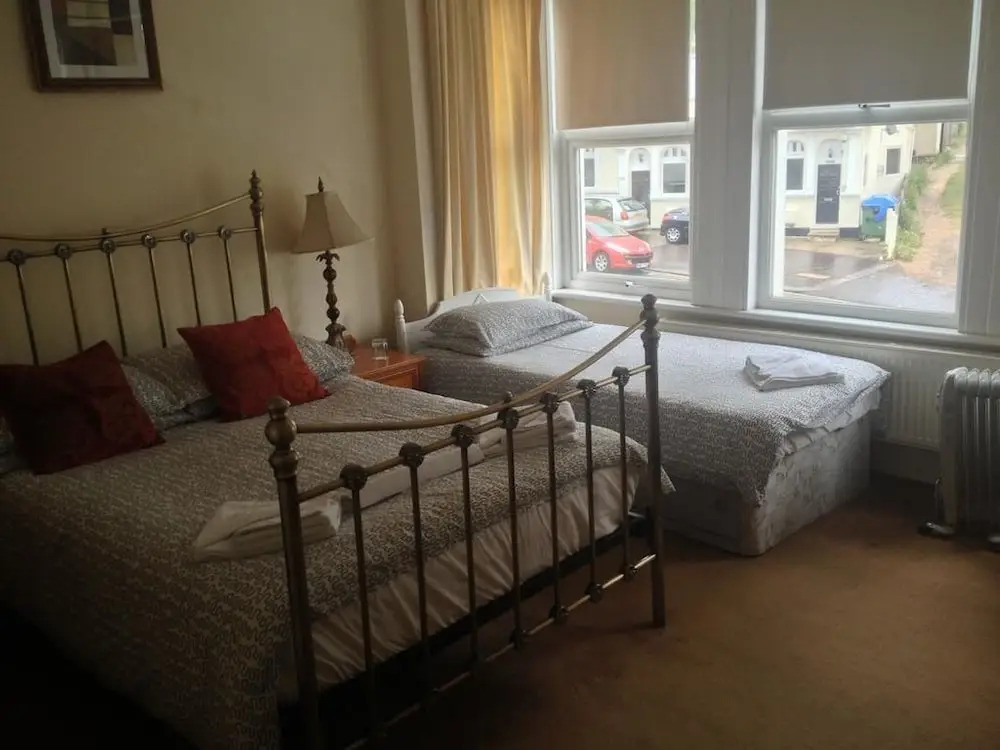 Malvern Lodge Guest House- Close to Beach, Train Station & Southend Airport