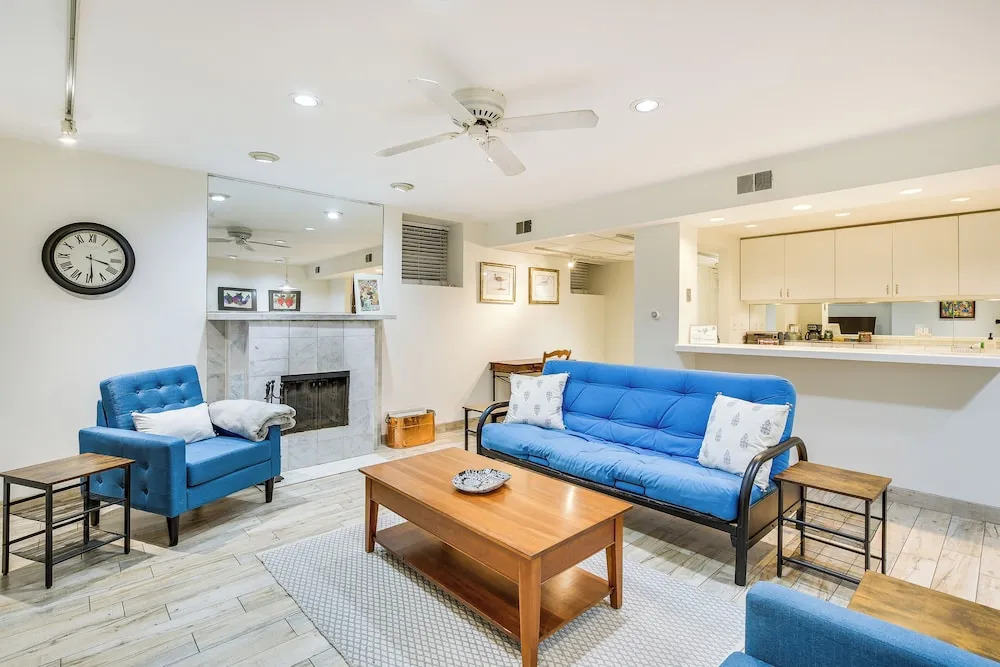 Lincoln Park Apt: Walk to Beach, Shops & Dining