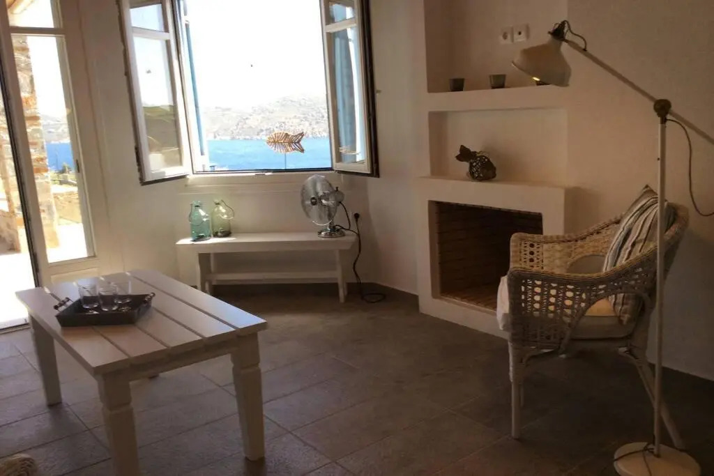 Chez Semiramis The Summer Breeze House 5min from the beach