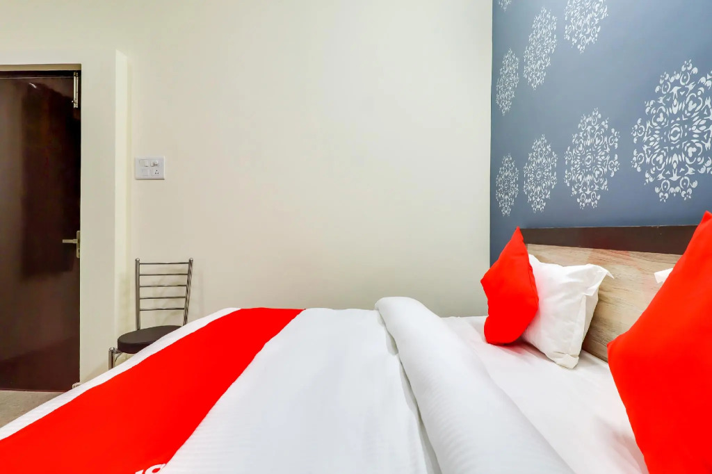 OYO Flagship 76905 Silver Tree Inn