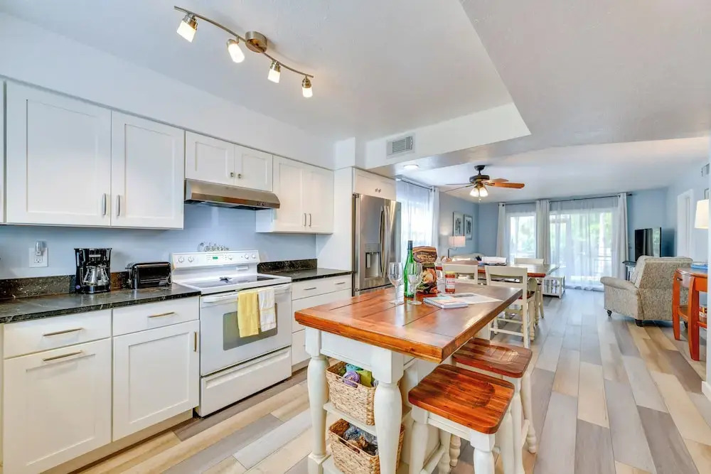 Tropical Sarasota Condo < 1 Mile to Beach!