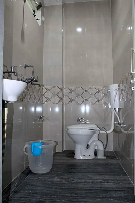 OYO HOME 84939 Choudhary White House