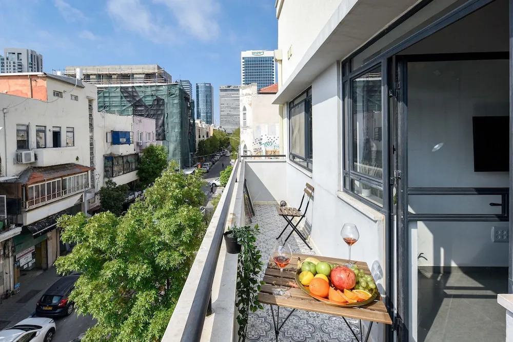 Spacious 4Bd With Balcony And Open View