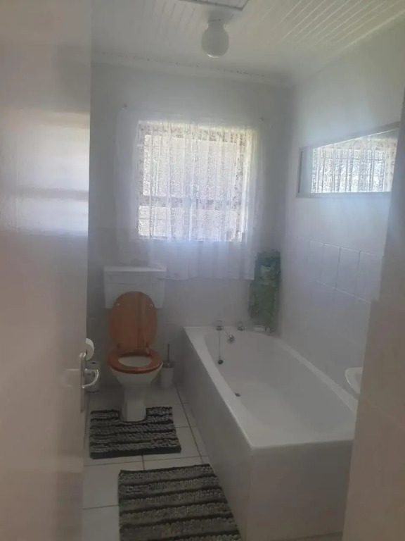 5 bedroom home in Langebaan, located close to Club Mykanos and Laguna Mall