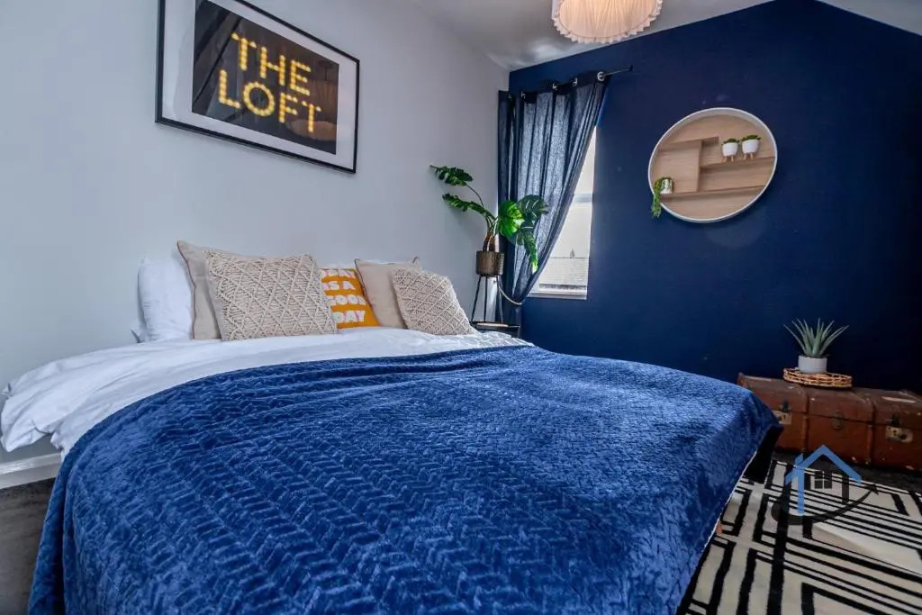 Flat 5, super king bed, free parking, workspace, free wi-fi