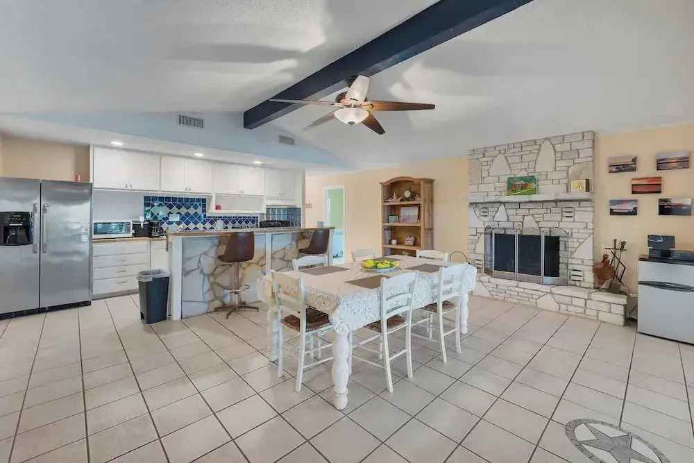 Lakeshore Escapes, on Canyon Lake Waterfront