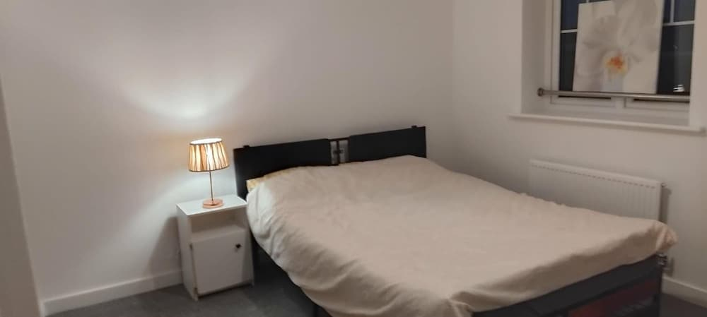 Near Stadium - Free Parking - Sleeps 4