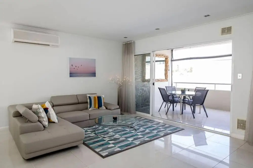 Stylish Executive Apartment With Balcony