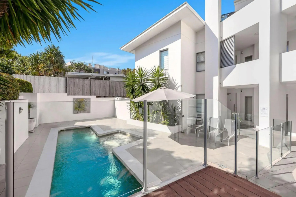 Lovely 3 bed apartment all on one level lift pool air con good ocean views