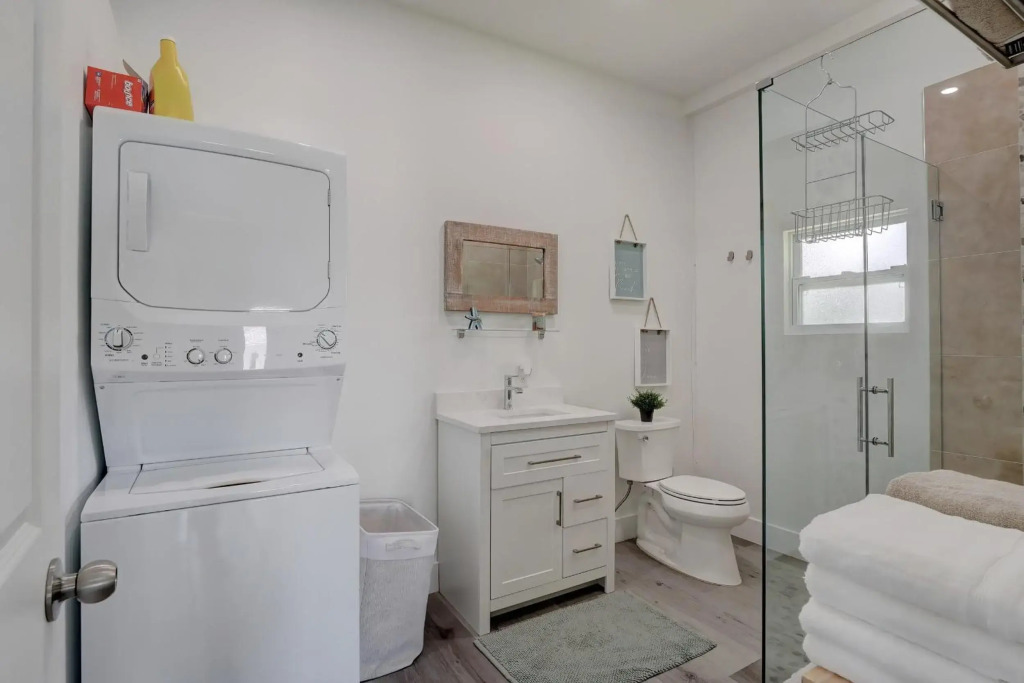 Guest House In a Downtown Bonita Springs Compound