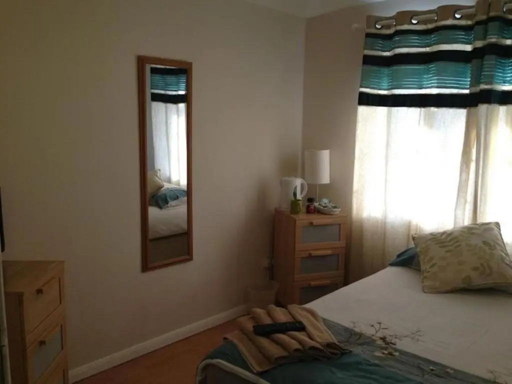 Comfortable Family room with Tv, Free Fast Wifi, Sleeps 3