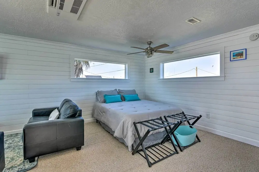 < 1 Mi to Surfside Beach: Open-concept Cottage