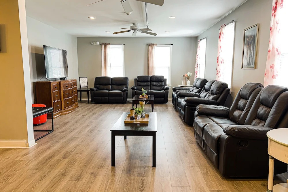 THE 1023 With Private Yard & Parking, Near Falls & Casino by Niagara Hospitality