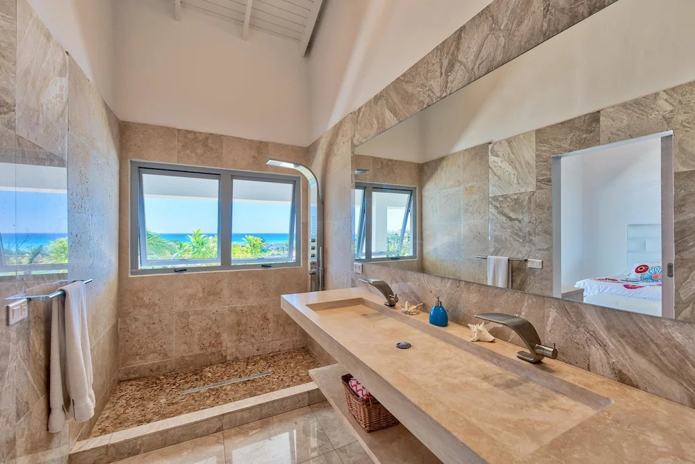 Swanky Caribbean Estate, Ocean Views, Heated Pool, AC, Free Wifi, Ping Pong, Pool Table