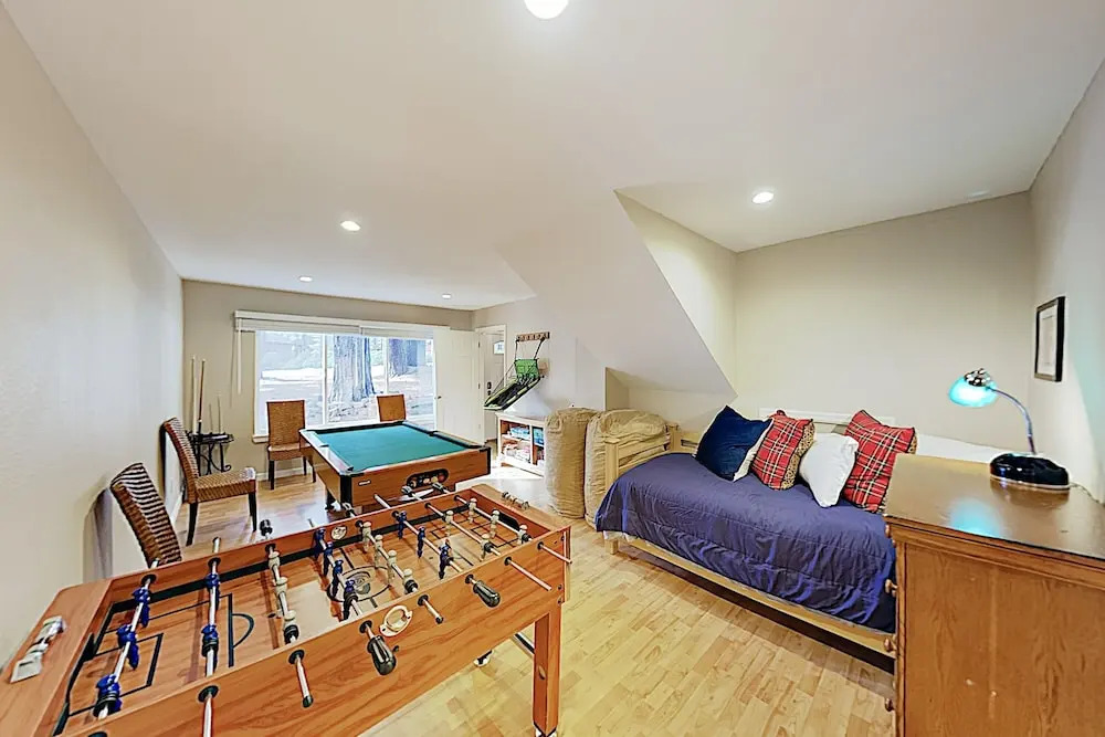 New Listing! Year-round W/ Game Room 3 Bedroom Home