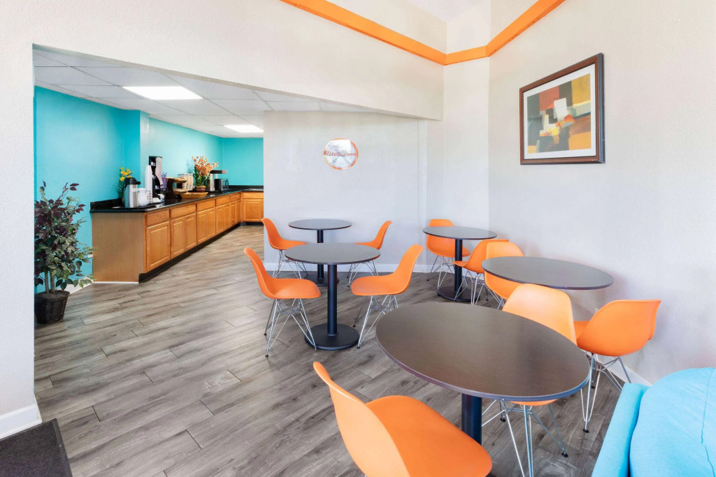 Howard Johnson by Wyndham Houston Hobby Airport