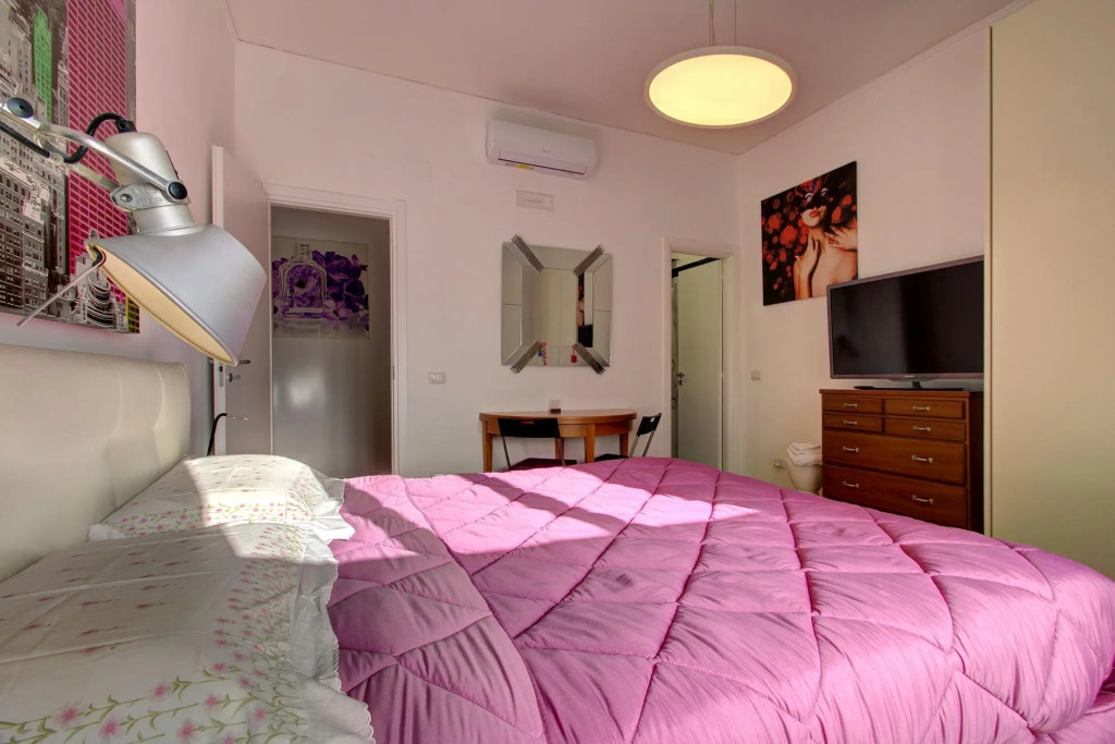 VOMERO-ROSSINI restored, 4 pax, 2 bath, wifi, aircond