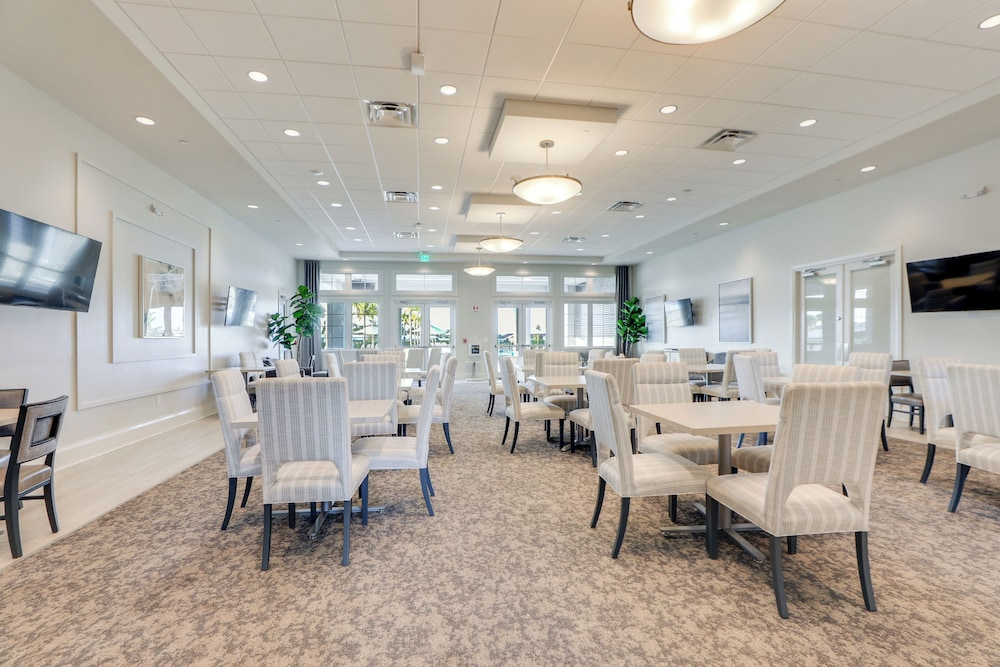 Resort-style Living! Walkable Bradenton Getaway
