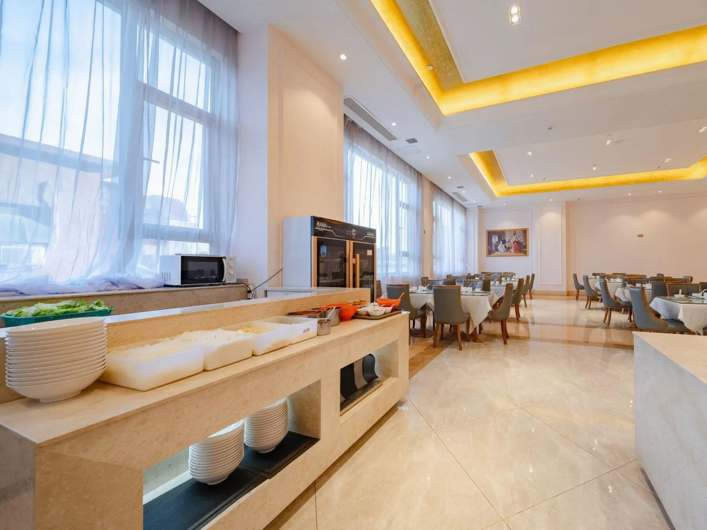 Vienna International Hotel Qishi Center Branch in Dongguan, Guangdong.