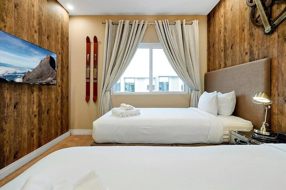 Spacious Luxury 4BR Suite Near Disney