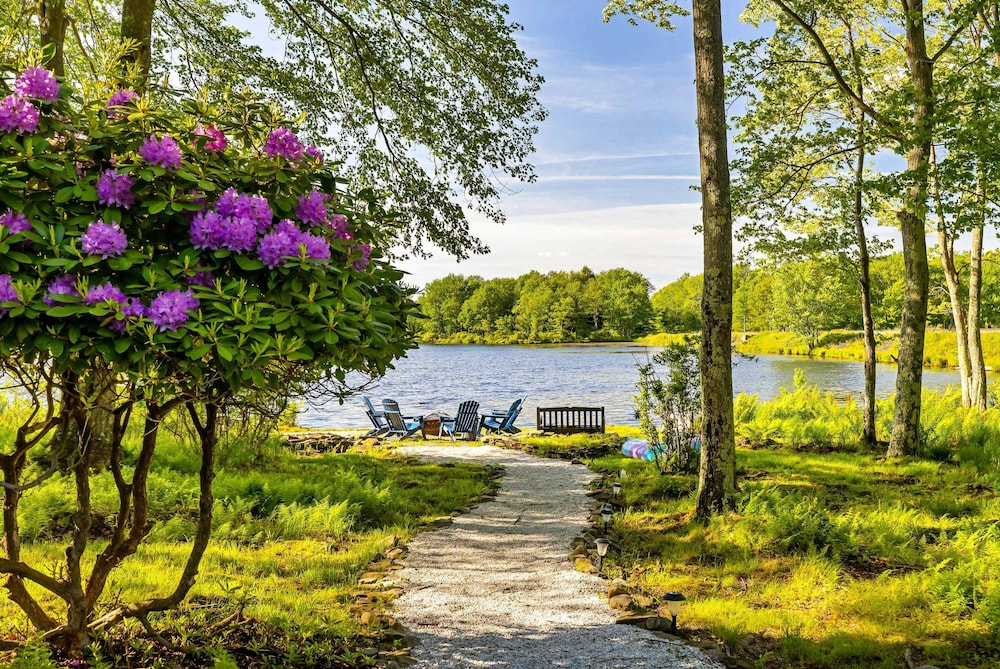 Lakefront Poconos Retreat w Hot Tub Dog Friendly