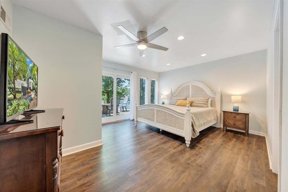 Scenic Point - Private Lakefront Home w/ Dock, Fire Pit, Outside Shower & Hot tub