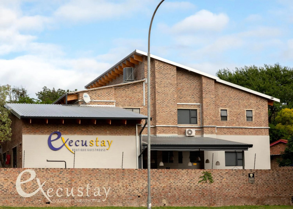 Execustay - A 1 week renovation in progress - breakfast & pool area