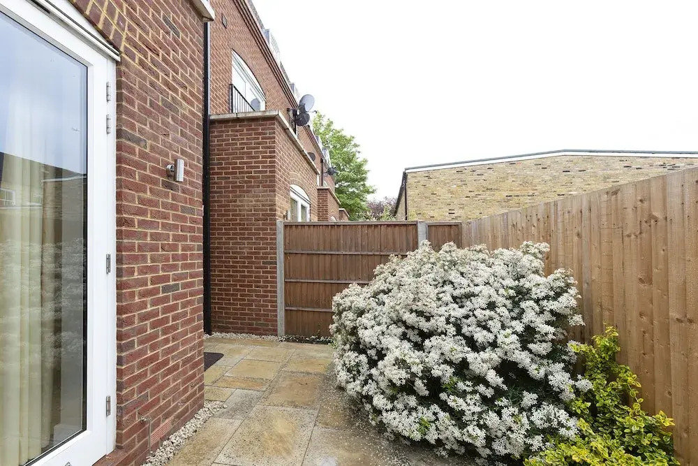Immaculate Central Windsor Town House with parking